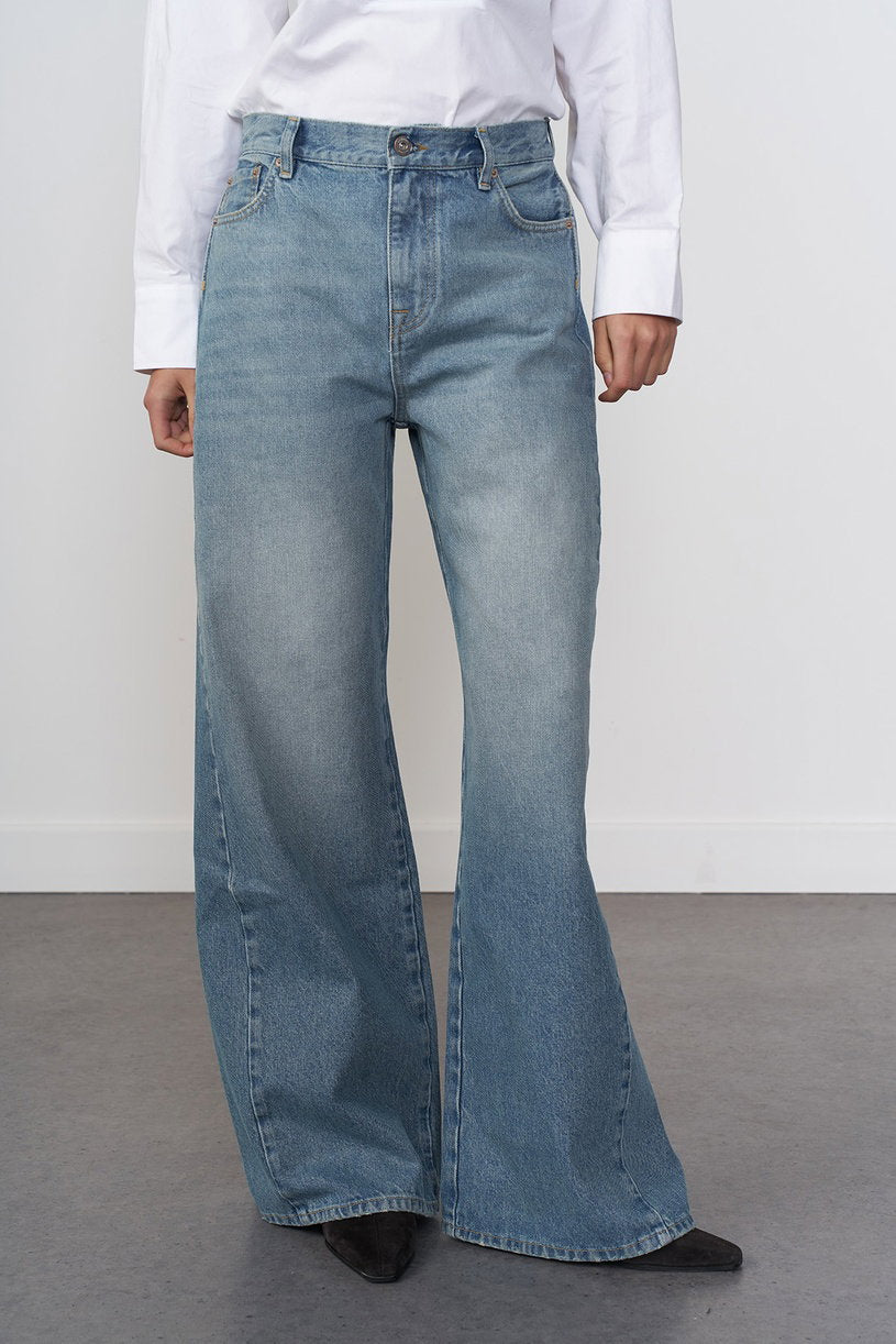 Pleated Detail Loose Fit Jeans